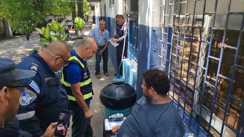 Autoridades llevaron a la delegación al presunto responsable del accidente.  / 