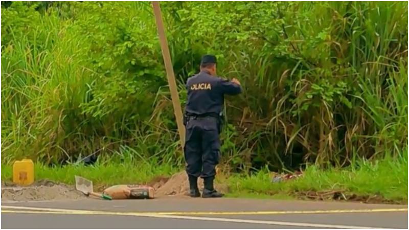 Un agente policial en la escena donde dos hombres murieron. Foto / Cortesía