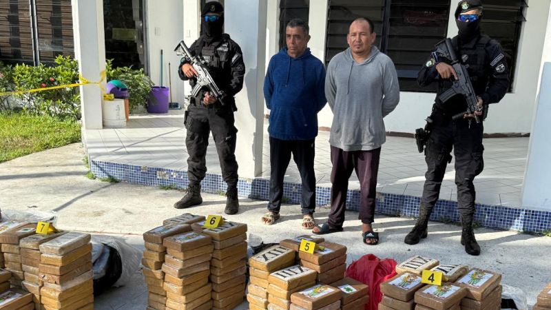 Los salvadoreños Miguel Ángel M. y Abraham O.Liévano fueron capturados a bordo de la embarcación con droga. Foto EDH / Cortesía.