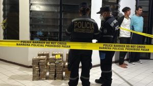 Los paquetes iban ocultos en una hielera, los dos capturados son salvadoreños pero las autoridades indicaron que partieron desde Nicaragua con el cargamento. Foto: Cortesía