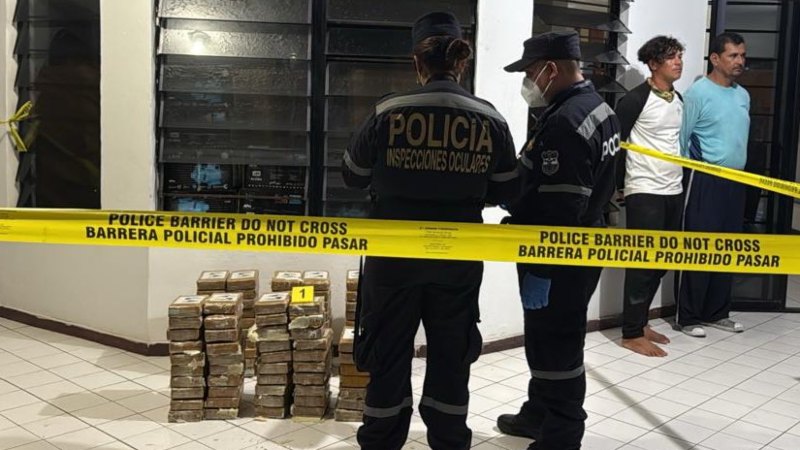 Los paquetes iban ocultos en una hielera, los dos capturados son salvadoreños pero las autoridades indicaron que partieron desde Nicaragua con el cargamento. Foto: Cortesía