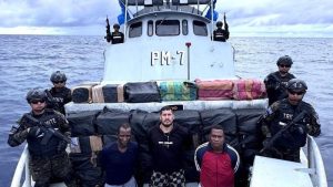 La droga incautada sumaría 1.3 toneladas de cocaína, valoradas en aproximadamente $33 millones de dólares, dejando tres capturas. Foto EDH / Cortesía.