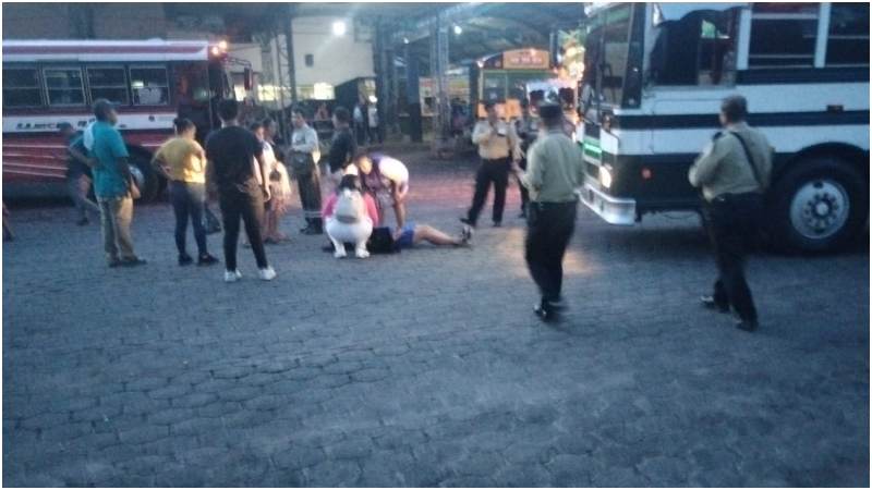 Una mujer fue atropellada por un bus. Foto / Cortesía 