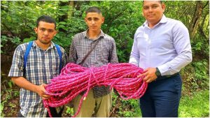 El director de distrito posa junto a líderes comunitarios con la cuerda. Foto / Alcaldía Municipal de Meanguera