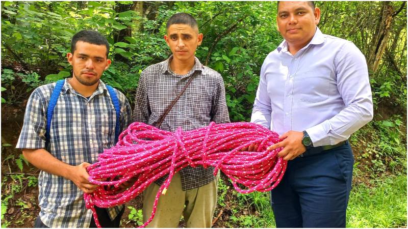 El director de distrito posa junto a líderes comunitarios con la cuerda. Foto / Alcaldía Municipal de Meanguera