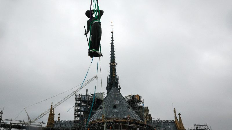 Las estatuas, diseñadas por Eugène Viollet-le-Duc y creadas por el escultor Adolphe Victor Geoffroy-Dechaume, escaparon del incendio de Notre Dame de 2019, tras ser retiradas para su renovación pocos días antes de que el fuego devastara la catedral.