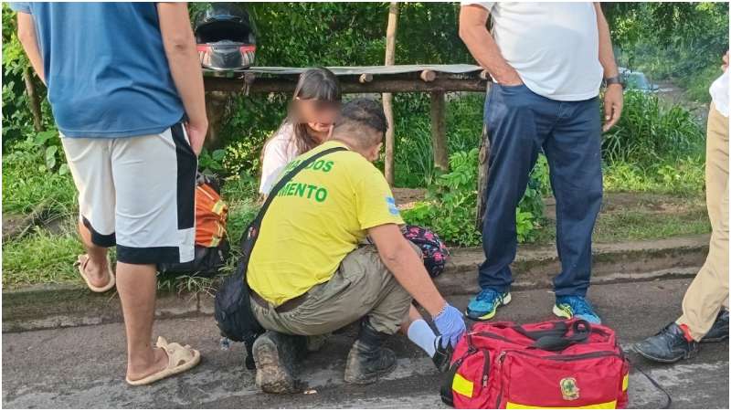 Socorristas atendieron a la estudiante de bachillerato. Foto / Cortesía Comandos