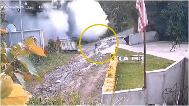 Momento en que algunos soldados y vigilantes corren para no ser alcanzados por los sedimentos. Foto / Captura de video