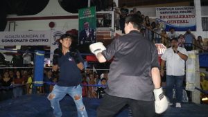 Dos participantes de las noches de boxeo popular en pleno combate. Foto: Facebook/Distrito de Nahulingo