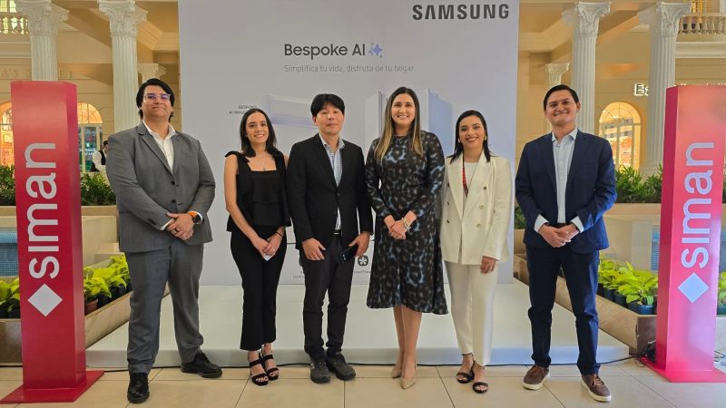 Representantes de Almacenes Siman y Samsung durante el lanzamiento esta semana de la nueva línea en el centro comercial Galerías.