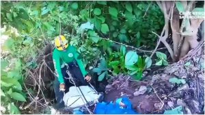 Momento en que el cadáver es sacado de la quebrada. Foto / Cortesía.