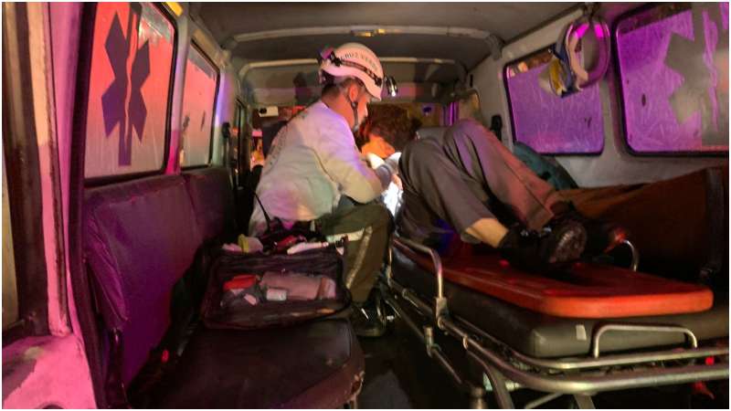 Una de las víctimas fue llevada al hospital por los socorristas de Cruz Verde. Foto / Cortesía