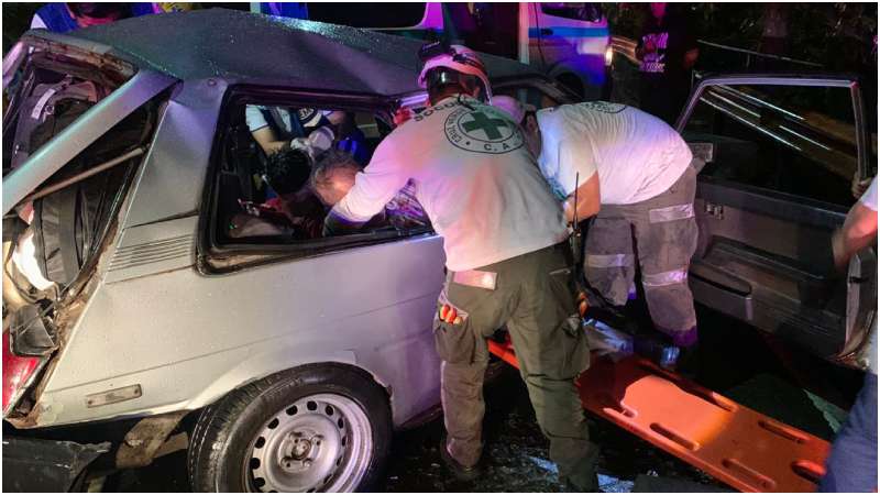 Momento en que una de las víctimas es estabilizada. Foto / Cruz Verde