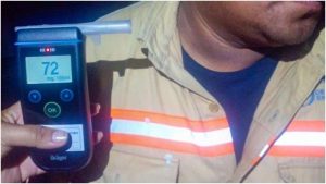 Agentes muestran la prueba realizada al conductor. Foto / Cortesía PNC