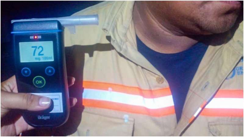 Agentes muestran la prueba realizada al conductor. Foto / Cortesía PNC