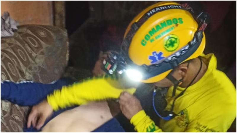 Luego de la evaluación fue llevado a un centro asistencial. Foto / Cortesía Comandos de Salvamento