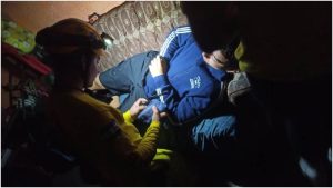 Momento en que el menor es evaluado. Foto / Cortesía Comandos de Salvamento