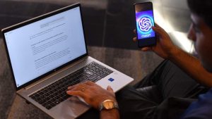 Proveedores anónimos venden verificaciones por SMS para crear cuentas falsas en plataformas globales, facilitando campañas de desinformación digital.