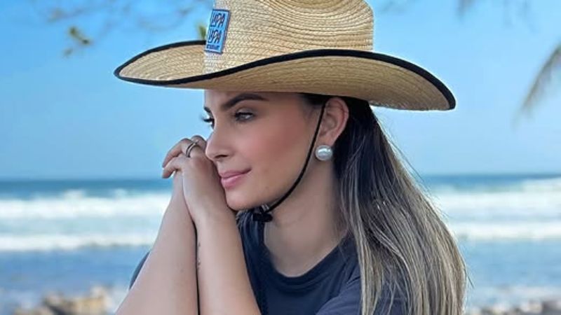 Irene Castillo visitó playa El Zonte junto a su mascota.