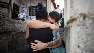 ACOMPAÑA CRÓNICA: VENEZUELA INMIGRACIÓN AME4797. CÚA (VENEZUELA), 23/07/2025.- El venezolano Ángel Blanco habla en una entrevista con EFE este martes, en Cúa (Venezuela). Ángel Blanco y Joen Suárez, dos de los 252 venezolanos que estuvieron detenidos en El Salvador, han recurrido a la música, su mayor pasión, para denunciar el cuestionado proceso de deportación desde EE.UU. y el 