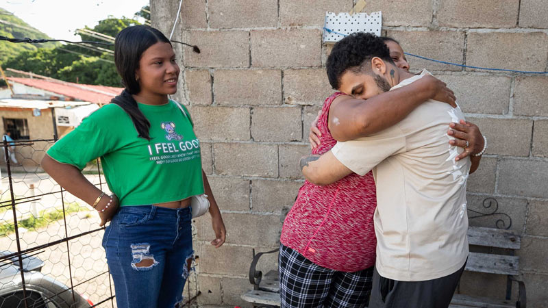 ACOMPAÑA CRÓNICA: VENEZUELA INMIGRACIÓN AME4797. CÚA (VENEZUELA), 23/07/2025.- El venezolano Ángel Blanco habla en una entrevista con EFE este martes, en Cúa (Venezuela). Ángel Blanco y Joen Suárez, dos de los 252 venezolanos que estuvieron detenidos en El Salvador, han recurrido a la música, su mayor pasión, para denunciar el cuestionado proceso de deportación desde EE.UU. y el "terror" que, según dijeron en sendas entrevistas con EFE, vivieron en el Centro de Confinamiento del Terrorismo (Cecot) durante cuatro meses, hasta el pasado viernes, cuando fueron liberados. EFE/ Ronald Pena R