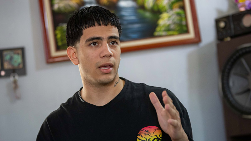 ACOMPAÑA CRÓNICA: VENEZUELA INMIGRACIÓN AME4797. CÚA (VENEZUELA), 23/07/2025.- El venezolano Joen Suárez (i) abraza a su hija este martes, luego de ser liberado del Centro de Confinamiento del Terrorismo (Cecot) en El Salvador y repatriado a Cúa (Venezuela). Ángel Blanco y Joen Suárez, dos de los 252 venezolanos que estuvieron detenidos en El Salvador, han recurrido a la música, su mayor pasión, para denunciar el cuestionado proceso de deportación desde EE.UU. y el "terror" que, según dijeron en sendas entrevistas con EFE, vivieron en el Cecot durante cuatro meses, hasta el pasado viernes, cuando fueron liberados. EFE/ Ronald Pena R