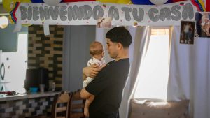 ACOMPAÑA CRÓNICA: VENEZUELA INMIGRACIÓN AME4797. CÚA (VENEZUELA), 23/07/2025.- El venezolano Joen Suárez (i) abraza a su hija este martes, luego de ser liberado del Centro de Confinamiento del Terrorismo (Cecot) en El Salvador y repatriado a Cúa (Venezuela). Ángel Blanco y Joen Suárez, dos de los 252 venezolanos que estuvieron detenidos en El Salvador, han recurrido a la música, su mayor pasión, para denunciar el cuestionado proceso de deportación desde EE.UU. y el 