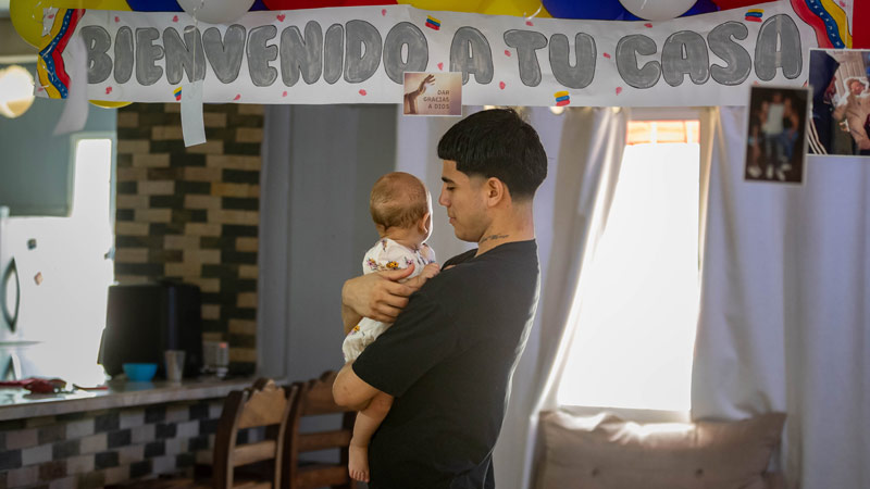 ACOMPAÑA CRÓNICA: VENEZUELA INMIGRACIÓN AME4797. CÚA (VENEZUELA), 23/07/2025.- El venezolano Joen Suárez (i) abraza a su hija este martes, luego de ser liberado del Centro de Confinamiento del Terrorismo (Cecot) en El Salvador y repatriado a Cúa (Venezuela). Ángel Blanco y Joen Suárez, dos de los 252 venezolanos que estuvieron detenidos en El Salvador, han recurrido a la música, su mayor pasión, para denunciar el cuestionado proceso de deportación desde EE.UU. y el "terror" que, según dijeron en sendas entrevistas con EFE, vivieron en el Cecot durante cuatro meses, hasta el pasado viernes, cuando fueron liberados. EFE/ Ronald Pena R