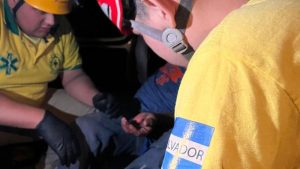Socorristas realizan maniobras para detener la hemorragia. Foto EDH / Cortesía Comandos de Salvamento.