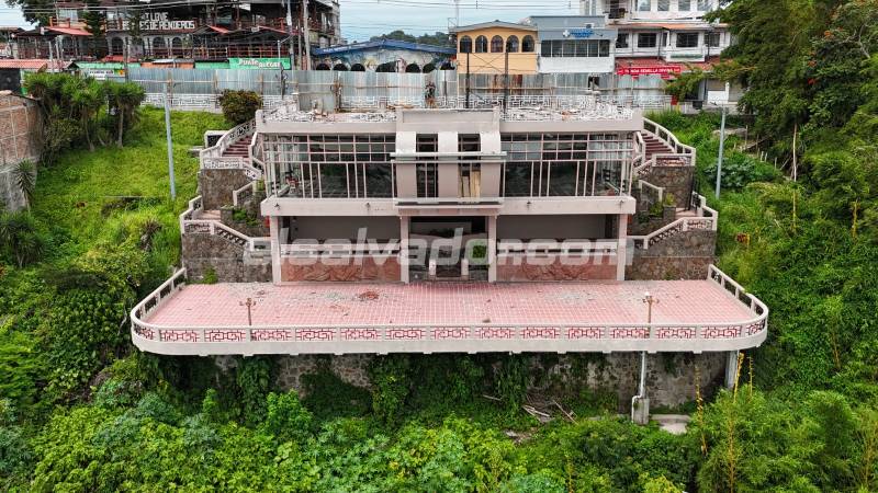 El mirador esta ubicado en el kilometro 12 1/2 de la calle a Planes de Renderos, en un terreno de aproximadamente 6,000 metros cuadrados. / 