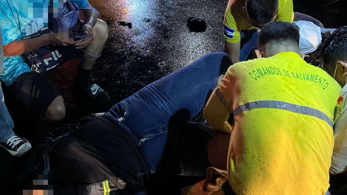 Una mujer resultó con diversas fracturas al chocar contra un carro en Sonzacate.