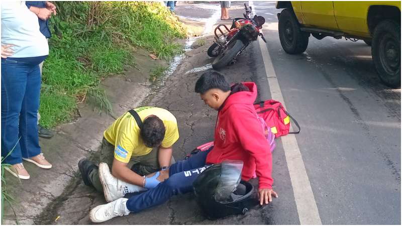 Joven que iba en moto fue embestido. Foto / Cortesía Comandos 