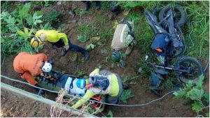La víctima cayó sobre unos arbustos junto a su moto. Foto / Protección Civil