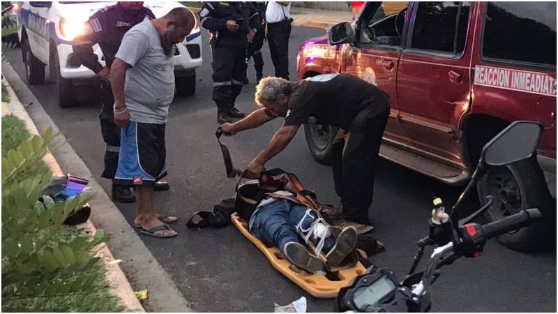 Momento en que el motociclista fue atendido. Foto / Cortesía Cuerpo de Reacción Inmediata. 