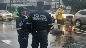 PNC cerró parte de la calle El Pedregal luego del fatal percance. Foto: PNC