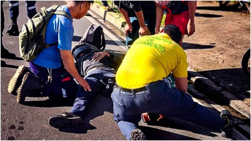 Momento en que la víctima es auxiliada por los socorristas. Foto / Cortesía Comandos de Salvamento