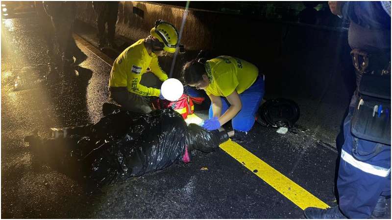Otro motociclista herido tras la lluvia. Foto / Comandos de Salvamento