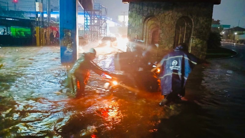 motociclista inundacion bulevar proceres