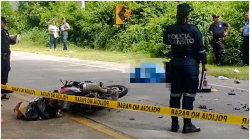 La moto quedó a escasos metros del cadáver. Foto / Cortesía