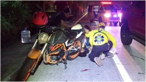 La pareja de motociclistas quedó tendida en la vía. Foto / Cortesía Comandos