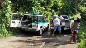 Momento en que la menor fue auxiliada por los socorristas. Foto / Cruz Verde