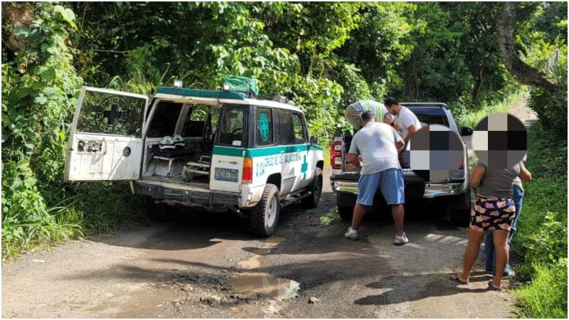Momento en que la menor fue auxiliada por los socorristas. Foto / Cruz Verde