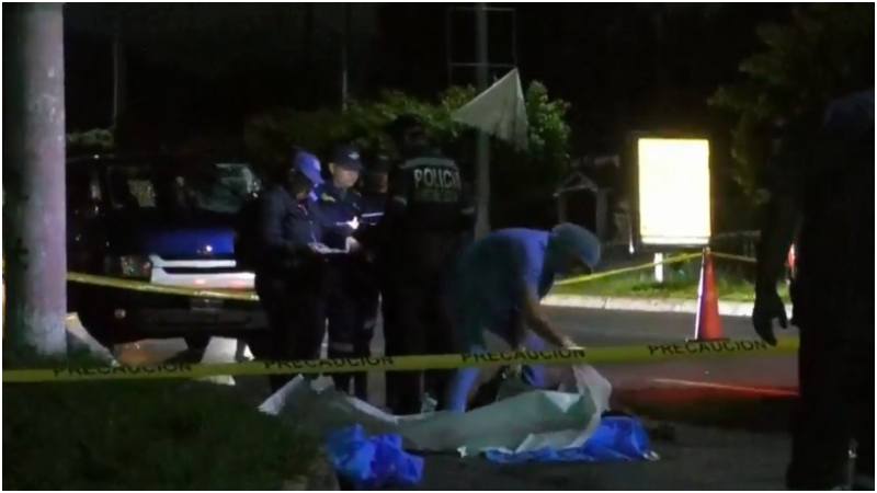 Momento en que Medicina Legal retira el cadáver. Foto / Captura de video RSM