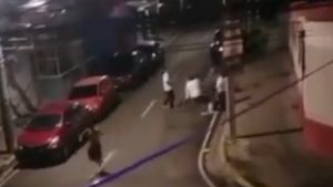 vídeo en el que los hombres se pelean y golpean. Foto EDH / Cortesía PNC.