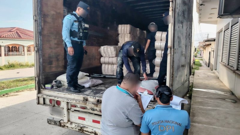 Imagen publicada por la Policía Nacional de Honduras sobre decomiso de químicos  sensibles procedentes de El Salvador. Foto EDH/Cortesía Policía Nacional Honduras