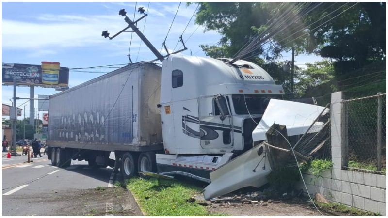 Así quedó la rastra tras accidentarse. No se vio involucrado otro auto. Foto / Cortesía Prensa San Salvador