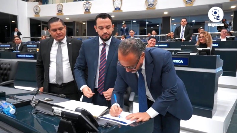 Ernesto Castro firma la iniciativa de reforma a la Constitución presentada por Giovanny Zaldaña, de Nuevas Ideas.