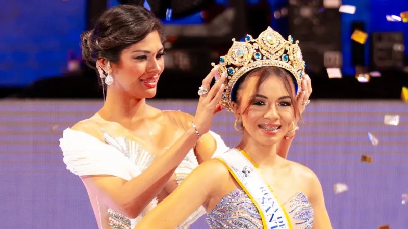 Sheynnis Palacios, Miss Universo 2023, coronó a Gabriela Martínez como Reina de las Fiestas Julias 2025 de Sant Ana. / 