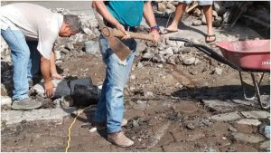 En su tiempo libre los lugareños se organizaron para hacer los trabajos. Foto / Cortesía