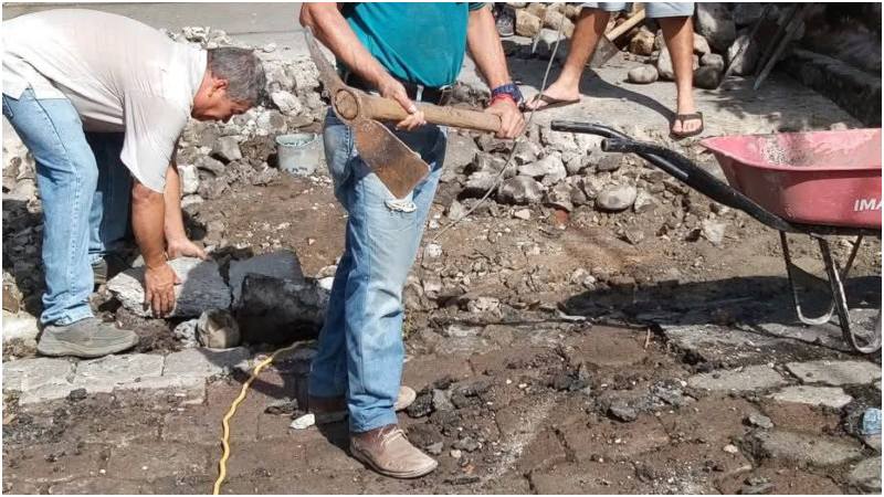 En su tiempo libre los lugareños se organizaron para hacer los trabajos. Foto / Cortesía